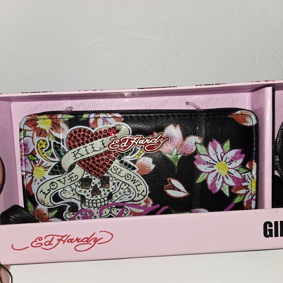 Ed Hardy Gift Set Zip Around Wallet & Key Ring W/Charm Love Kills Slowly NWT - Picture 2 of 4